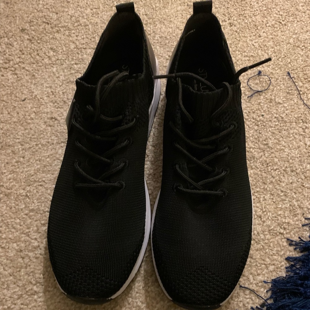 NWT Stylus Memory Foam Sneakers